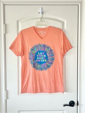 Oliver & Otis "Let Your Soul Shine" V-neck t-shirt size Large